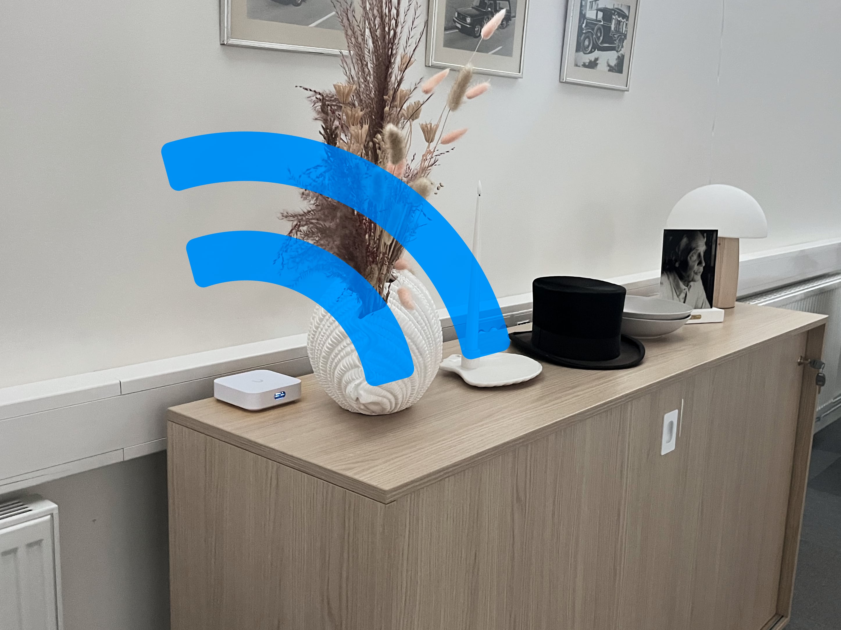 Dolt trådlöst nätverk installerat i taket på ett kontor